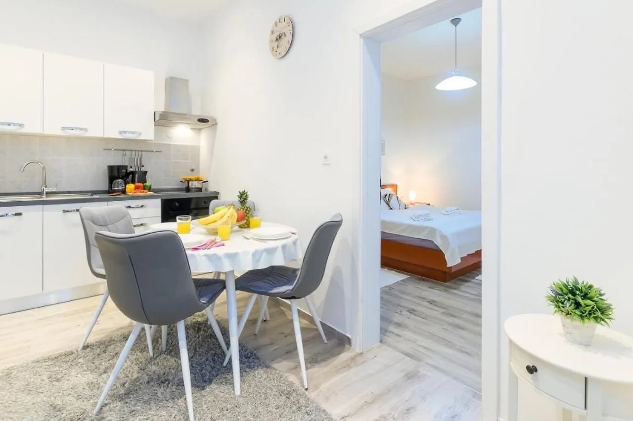 Charming Apartment In Town Center Pula Croatia